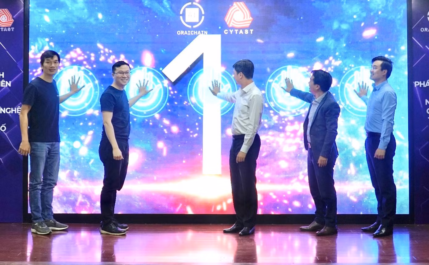 Các đại biểu nhấn nút khởi động Cuộc thi lập trình Oraichain Hackathon