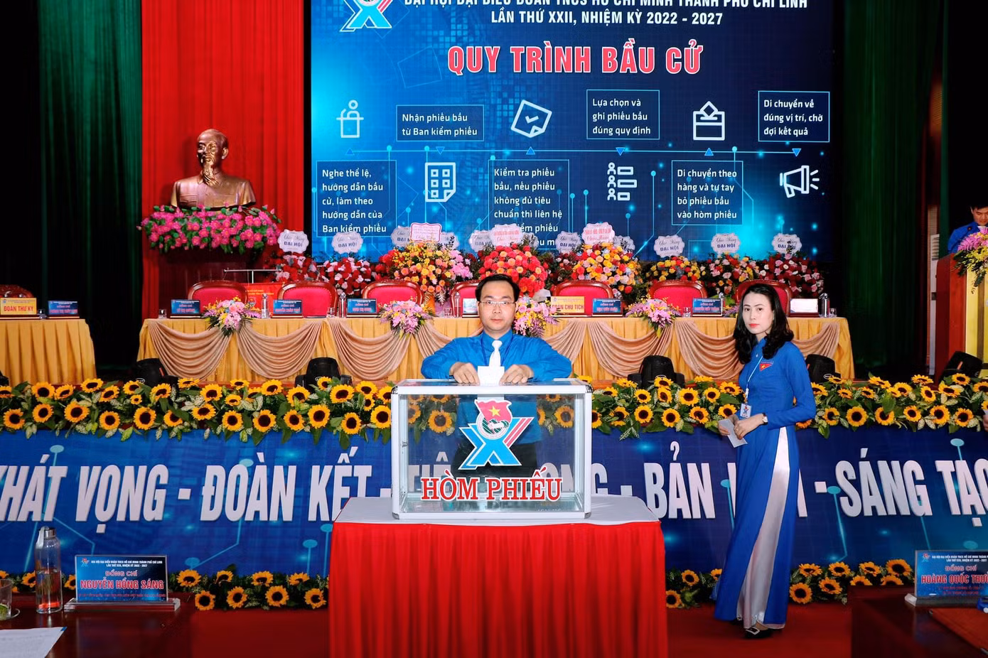 Các đại biểu bỏ phiếu tại Đại hội