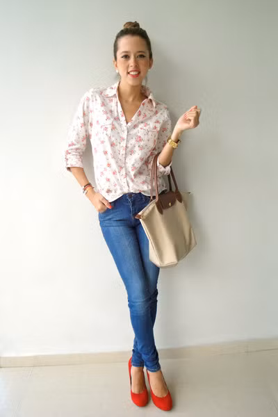 Áo sơ mi kẻ đang là xu hướng được nhiều bạn gái yêu thích. Set đồ jean kết hợp với sơ mi kẻ là lựa chọn hoàn hảo cho những cô nàng năng động. Mix quần jeans với áo sơ mi họa tiết vừa giúp bạn giữ được vẻ ngọt ngào, duyên dáng những cũng rất khỏe khoắn và năng động.