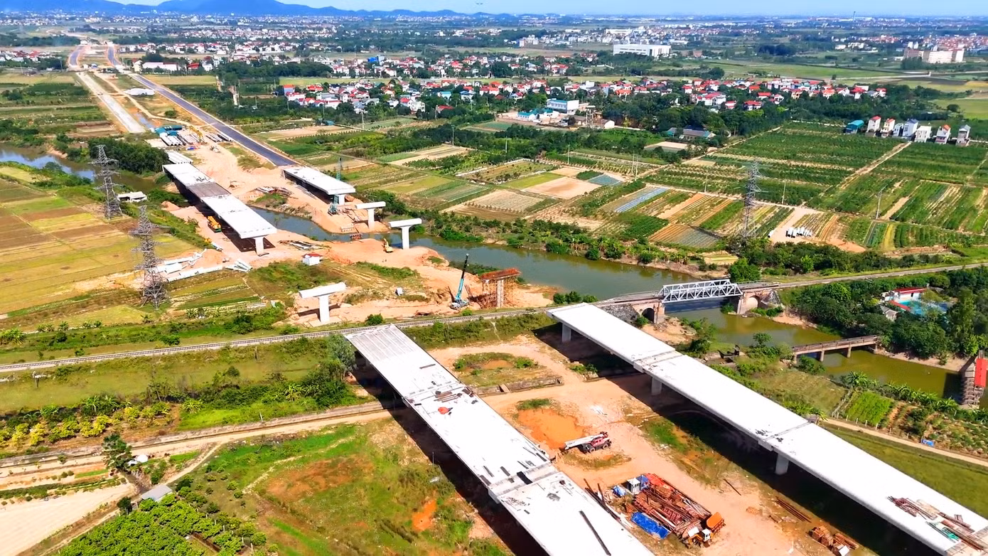 Vị trí công trường xây dựng cầu vượt đường sắt tại địa phận xã Kim Hoa (huyện Mê Linh).