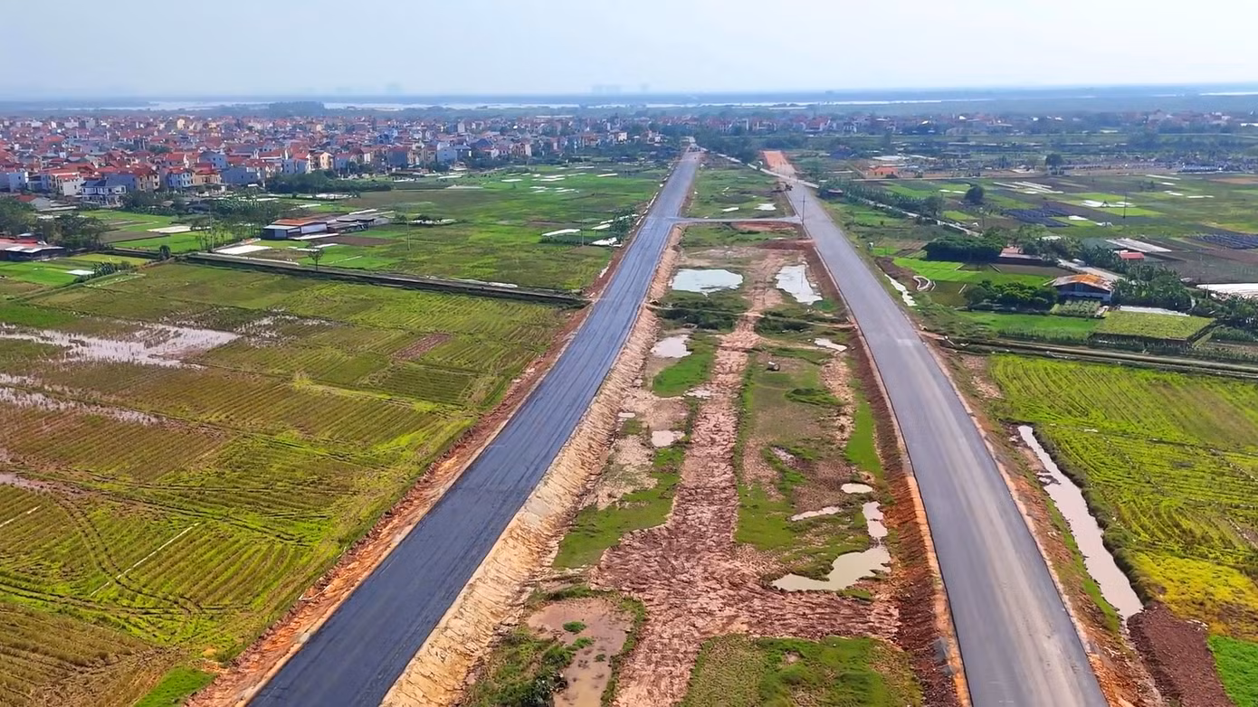 Đoạn đường qua địa phận xã Văn Khê và xã Đại Thịnh (huyện Mê Linh, thành phố Hà Nội) cơ bản đã hoàn thiện phần mặt đường.