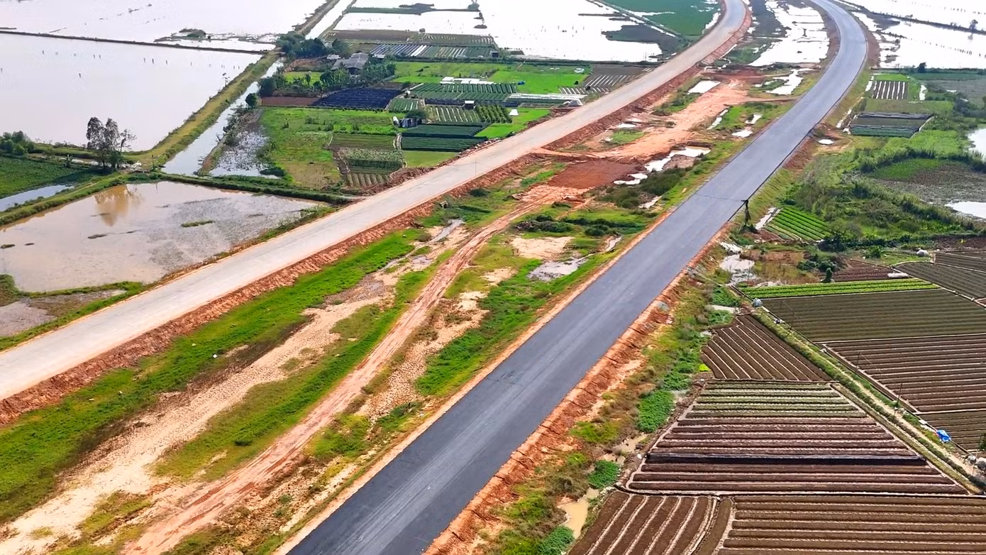 Nhiều đoạn đường của dự án đã được thảm nhựa, mặt đường phẳng lỳ đen nhánh.