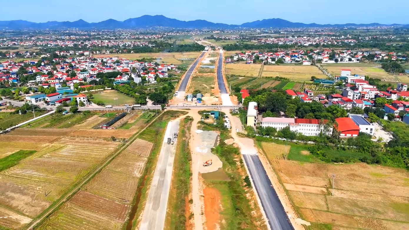 Những ngày này, thời tiết thuận lợi nên không khí thi công Vành đai 4 Mê Linh rất sôi động. Hàng trăm công nhân, máy móc, thiết bị làm việc từ sáng đến chiều muộn.