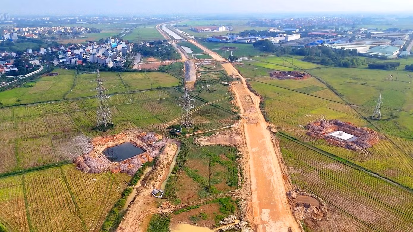 Một đoạn dự án đang vướng đường điện cao, trung thế chưa được di dời để giải phóng mặt bằng.