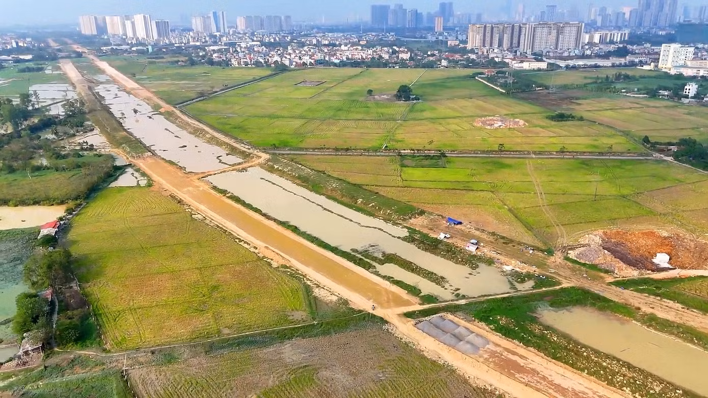 Hiện một số đoạn của dự án đường vành đai 4 qua địa bàn quận Hà Đông đã hoàn thành phần đắp, gia cố nền đường, bắt đầu trải thảm mặt đường.