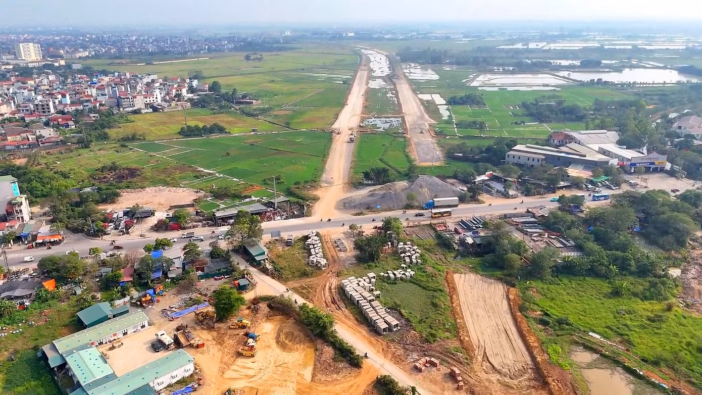 Đường Vành đai 4 tiếp giáp với QL6 trên địa bàn quận Hà Đông. Nơi đây được coi là một trong những nút giao rất lớn của dự án.