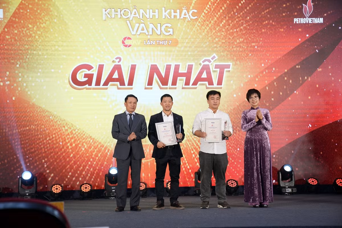 Tác giả Phạm Ngọc Thành (Hà Nội) với tác phẩm ảnh bộ Bộ đội dầm mình trong bùn tìm kiếm thi thể nạn nhân Làng Nủ nhận giải nhất thể loại ảnh bộ. Tổng Giám đốc TTXVN Vũ Việt Trang và Phó Chủ tịch thường trực Hội Nhà báo Việt Nam Nguyễn Đức Lợi trao 2 giải Nhất cho các tác giả.