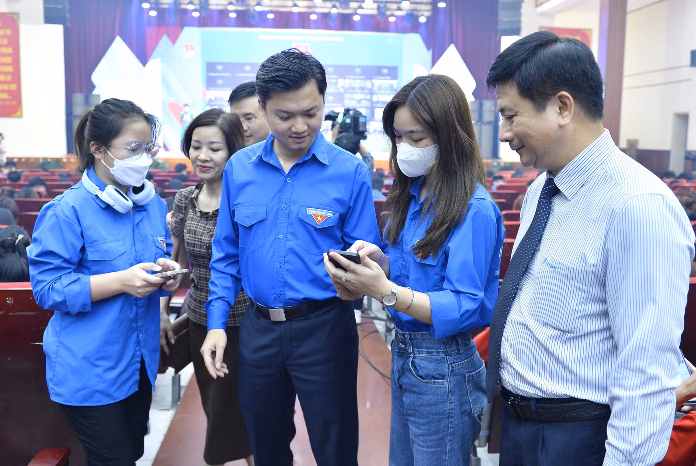 Các đại biểu động viên các thí sinh thi trực tuyến tìm hiểu Nghị quyết Đại hội Đoàn toàn quốc lần thứ XII. Ảnh: Minh Đức