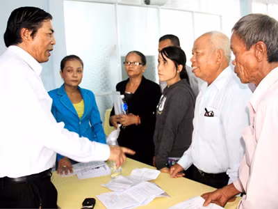 Ông Nguyễn Bá Thanh giải đáp những kiến nghị của bà con Làng Vân tại nơi ở mới. Ảnh: Nguyễn Huy. Ông Nguyễn Bá Thanh giải đáp những kiến nghị của bà con Làng Vân tại nơi ở mới. Ảnh: Nguyễn Huy