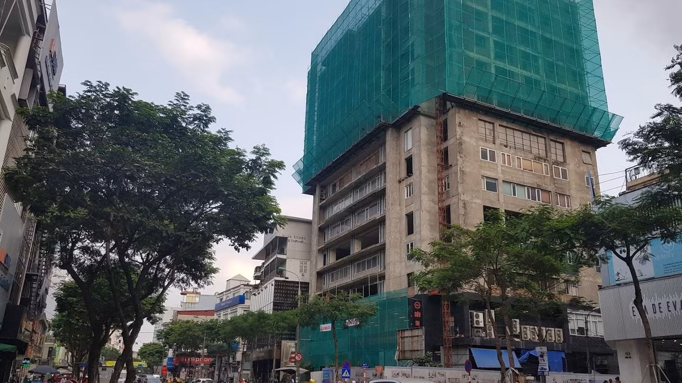 Công trình Khu dịch vụ, văn phòng và nhà ở kinh doanh số 131 Thái Hà (quận Đống Đa) do Công ty TNHH Kinh doanh tổng hợp Huy Hùng làm chủ đầu tư được xây dựng hơn chục năm nay nhưng đến nay vẫn không được hoàn thiện để đưa vào sử dụng.