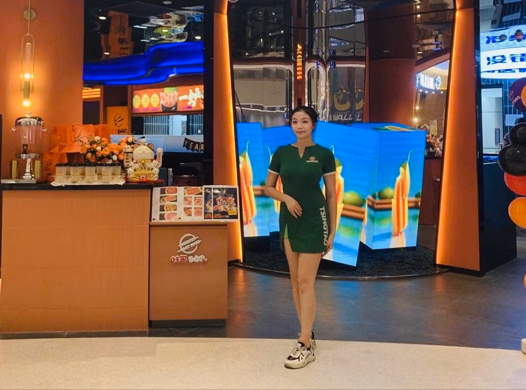 Nguyễn Nhật Anh Thư trong một buổi làm PG cho một nhãn hàng
