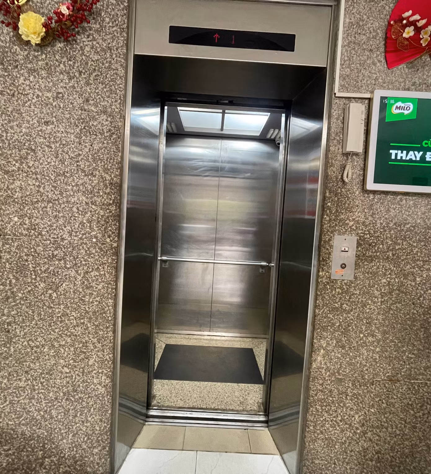 Chia sẻ với PV, đại diện ban Quản trị tòa A6B Nam Trung Yên cho biết, mặc dù UBND TP Hà Nội đã ban hành Quyết định 18/2018 trong đó đề cập đến việc hỗ trợ một phần kinh phí cho 6 hạng mục nhà tái định cư gồm: Thang máy; hệ thống phòng cháy, chữa cháy; máy bơm nước; máy phát điện; hệ thống chống sét và mặt ngoài. Nhưng đến nay các cư dân chưa nhận được bất cứ khoản kinh phí hỗ trợ nào.