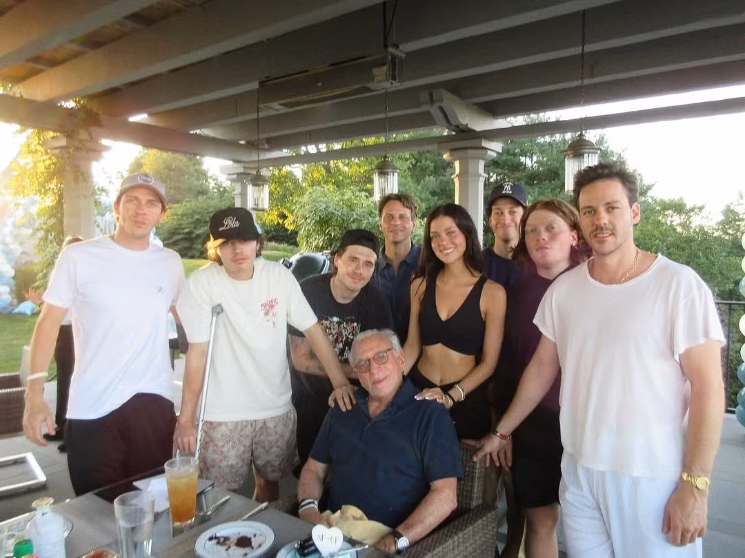 Brooklyn Beckham chia sẻ bức ảnh dự tiệc sinh nhật cha vợ. Ảnh: IG.