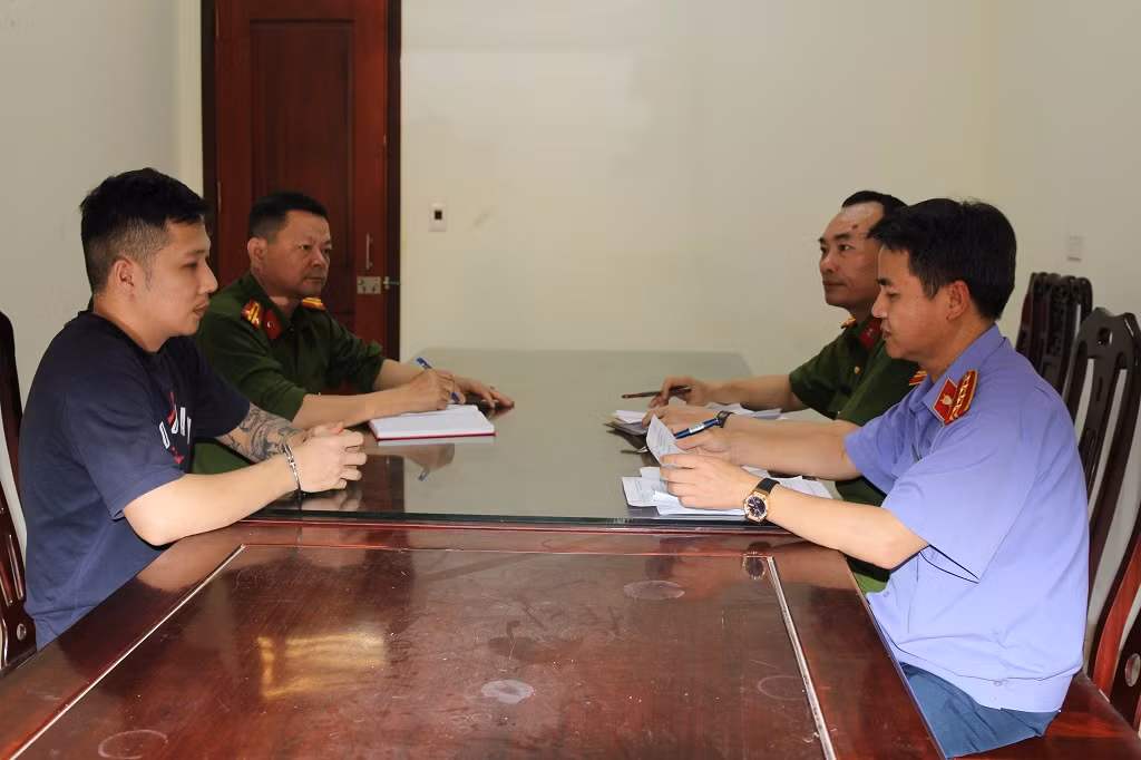 Cơ quan chức năng lấy lời khai của đối tượng Lưu Mạnh Hưởng