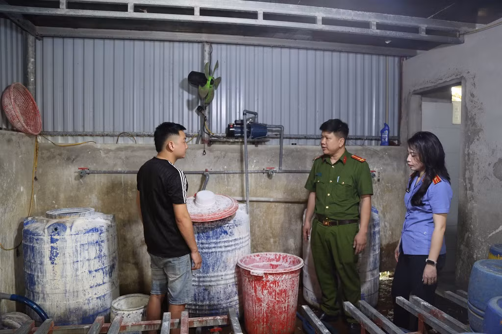Bên trong một cơ sở sản xuất giá đỗ ngâm chất cấm