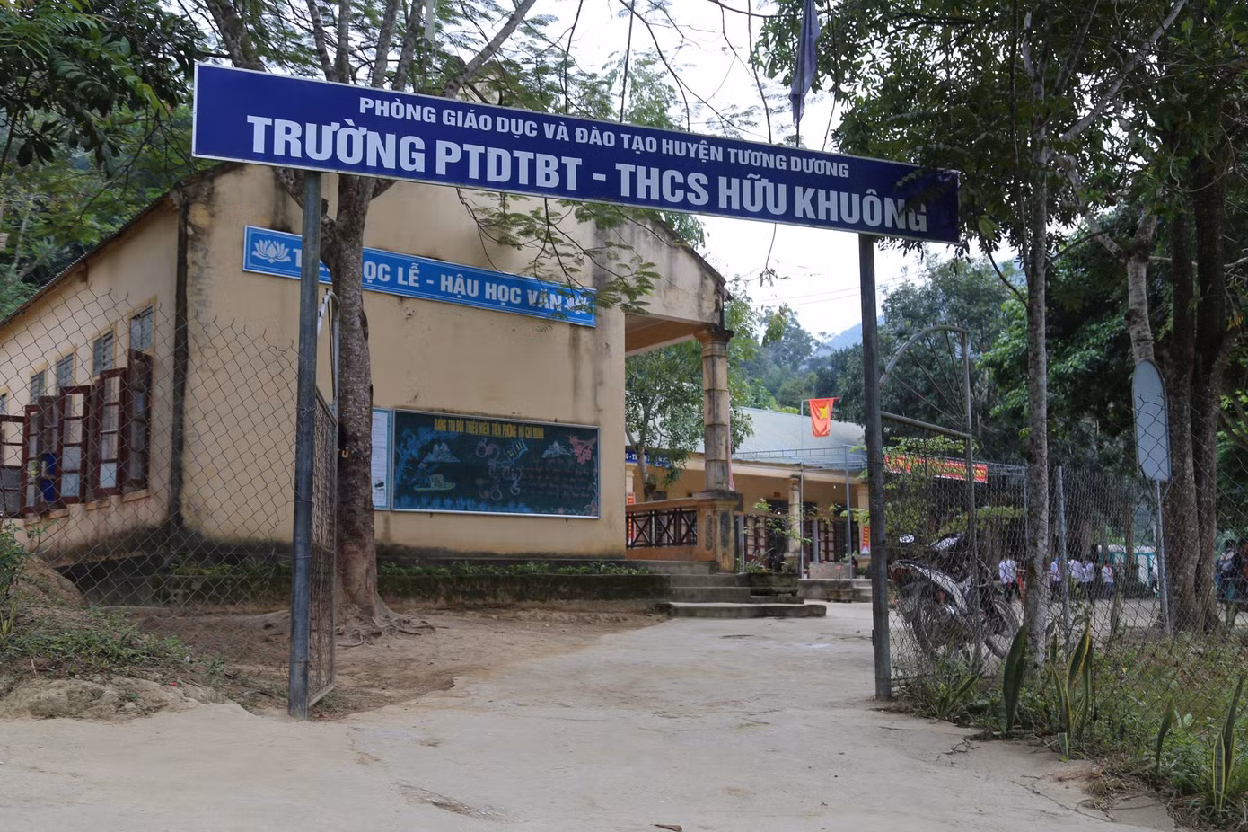 Xã Hữu Khuông là xã vùng sâu, vùng xa và là xã khó khăn nhất của huyện Tương Dương (Nghệ An). Muốn vào đây, phải bỏ xe máy lại ở bến Thượng (Yên Na) rồi từ đó theo thuyền ngược dòng Nậm Nơn 2 giờ đồng hồ luồn lách giữa biển nước. Hữu Khuông có 7 bản (Con Phen, Huồi Cọ, Chà Lâng, Pủng Bón, Tủng Hốc, Xàn, Huồi Pủng), vị trí bản này cách bản kia từ 4 - 7km, cách trung tâm huyện từ 60 - 70km, giao thông đi lại rất khó khăn.