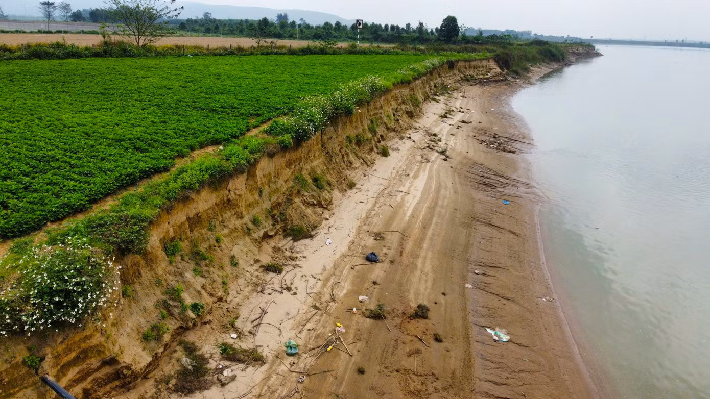 Chính quyền địa phương cho biết, khu vực sạt lở có chiều dài gần 1km, vào sâu khoảng 30 mét so với trước đây.