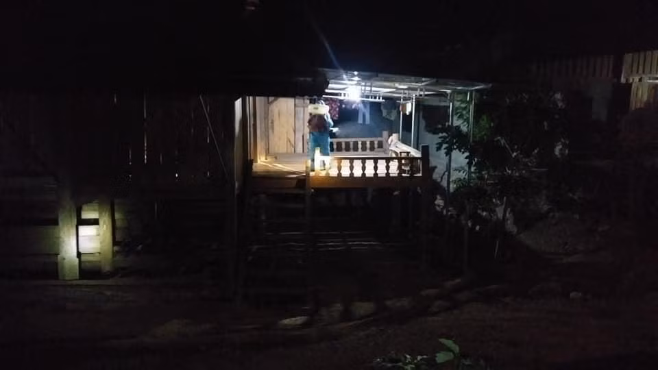 Ngay trong đêm, các cơ quan chức năng đã nhanh chóng điều tra, truy vết, phun tiêu độc, khử trùng và lấy mẫu xét nghiệm cho hàng nghìn người dân. Đồng thời, thiết lập vùng cách ly y tế phòng chống dịch COVID-19 đối với bản La Ngan bắt đầu từ 0h ngày 18/7.