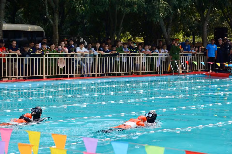 Trước đó các đội thi đã trải qua 2 phần thi gồm: Chỉ huy chữa cháy và cứu nạn, cứu hộ và Bơi cứu nạn, cứu hộ.