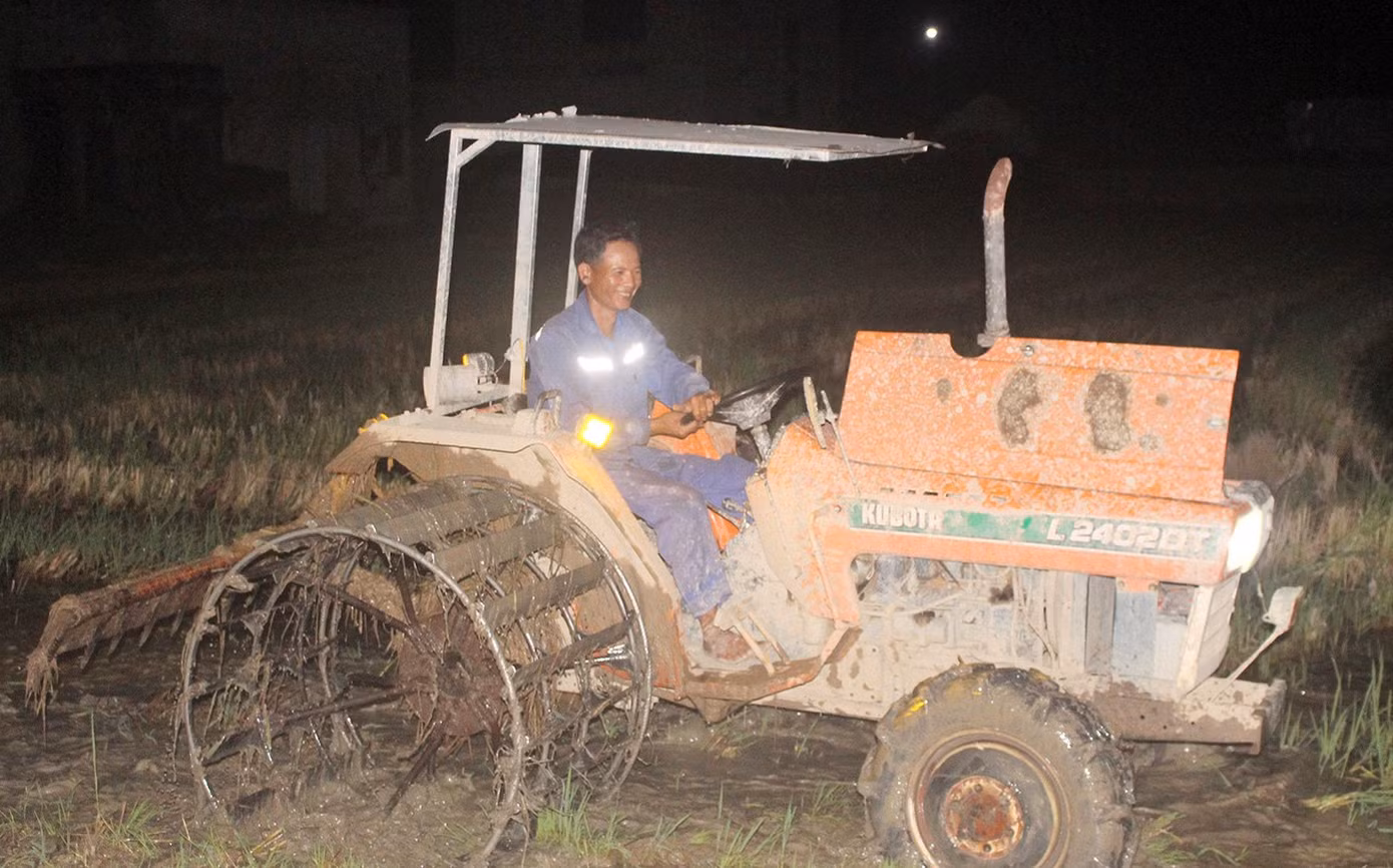 Do nắng nóng kéo dài, để kịp thời gian vụ mùa, bà con nông dân chọn phương pháp ra đồng làm đất, cấy lúa đêm để tránh nắng.