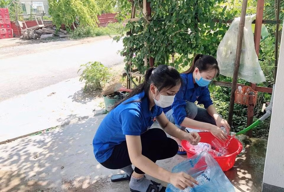 Những vỏ chai nhựa sau khi được các bạn trẻ thu gom sẽ vệ sinh sạch sẽ để làm những chiếc lồng đèn thủ công.