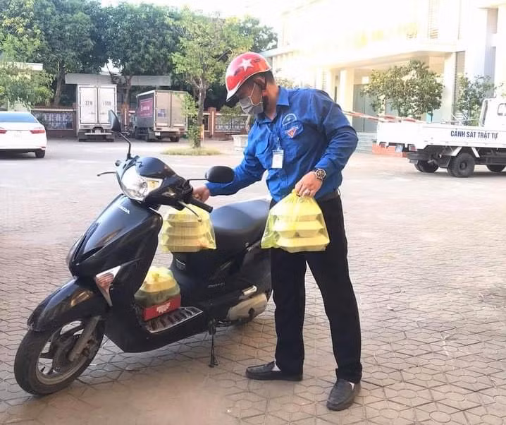 Anh Thái trực tiếp làm shipper, mang những suất cơm yêu thương đến các y, bác sĩ, công an,... Anh Thái trực tiếp làm shipper, mang những suất cơm yêu thương đến các y, bác sĩ, công an,...