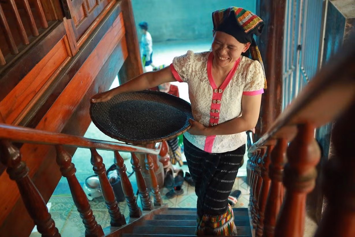 Chị Lô Thị Loan (xã Châu Thành, huyện Quỳ Hợp) cho hay, năm nào gia đình chị cũng tổ chức gói bánh chưng đen vào 29 tháng Chạp. Không gói sớm hơn tránh bánh hỏng không ngon. "Theo phong tục từ rất lâu rồi việc giã gạo đen và chuẩn bị sẽ phải do phụ nữ làm, người đàn ông không được phép làm chỉ đến khi gói bánh thì người đàn ông mới được gói bánh cùng", chị Loan chia sẻ.