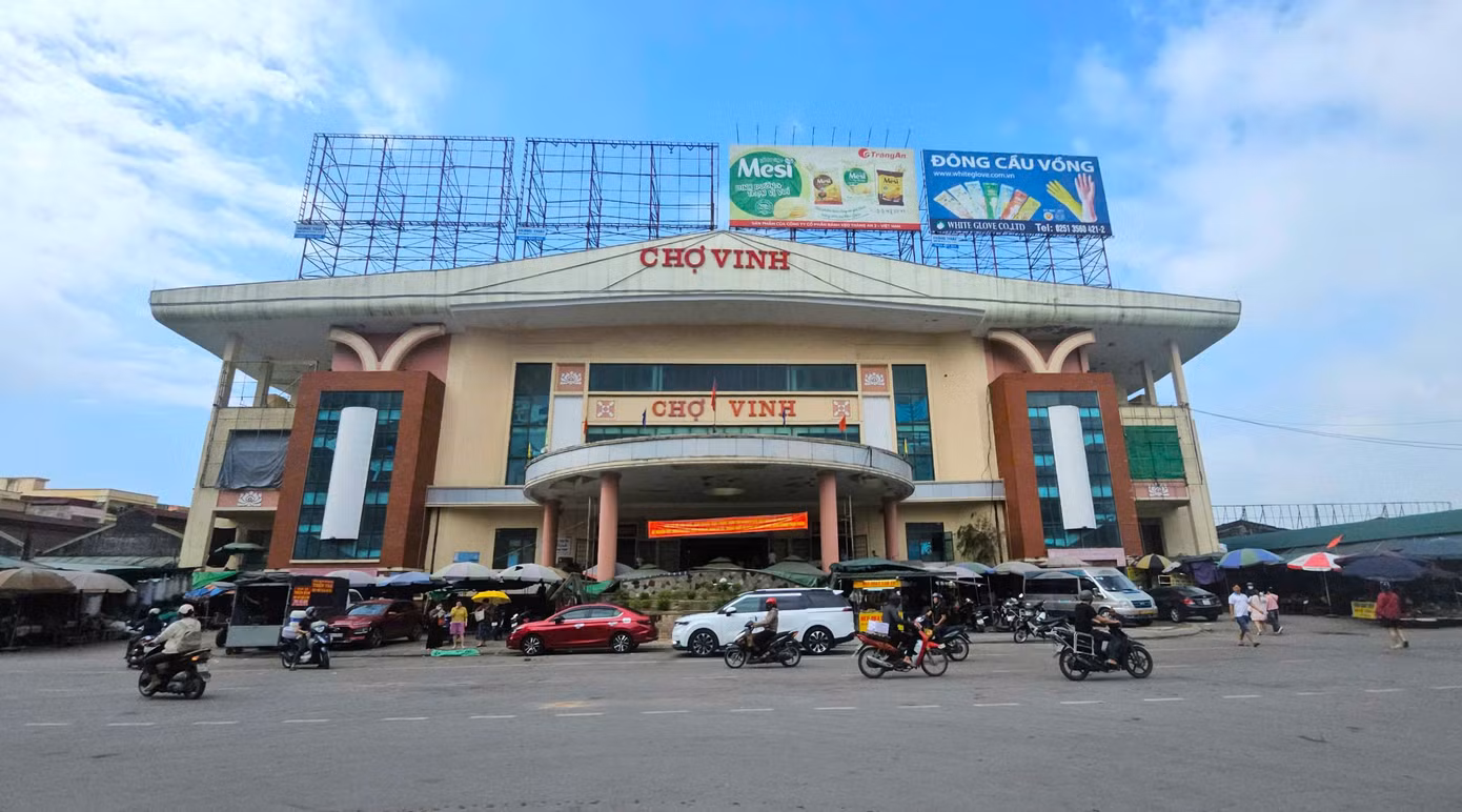 Chợ Vinh nằm ở trung tâm thành phố Vinh, Nghệ An có tuổi đời gần 300 năm.
