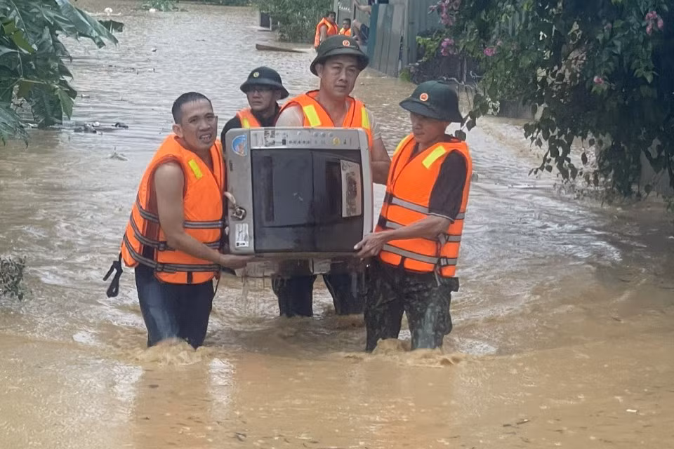 Hỗ trợ người dân di dời tài sản trong mưa