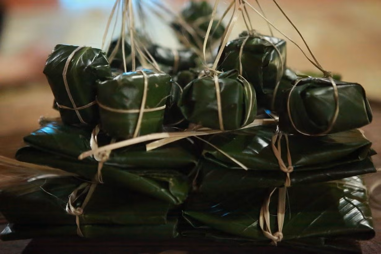 Nét độc đáo của bánh chưng đen còn ở vị bùi bùi, thơm mát, không gây nóng cổ, nóng bụng như bánh chưng thường. Bánh chưng đen được ưa chuộng không chỉ vì hương vị tinh tế, mà còn vì bánh để được rất lâu, đến hết tháng Giêng vẫn thơm ngon.
