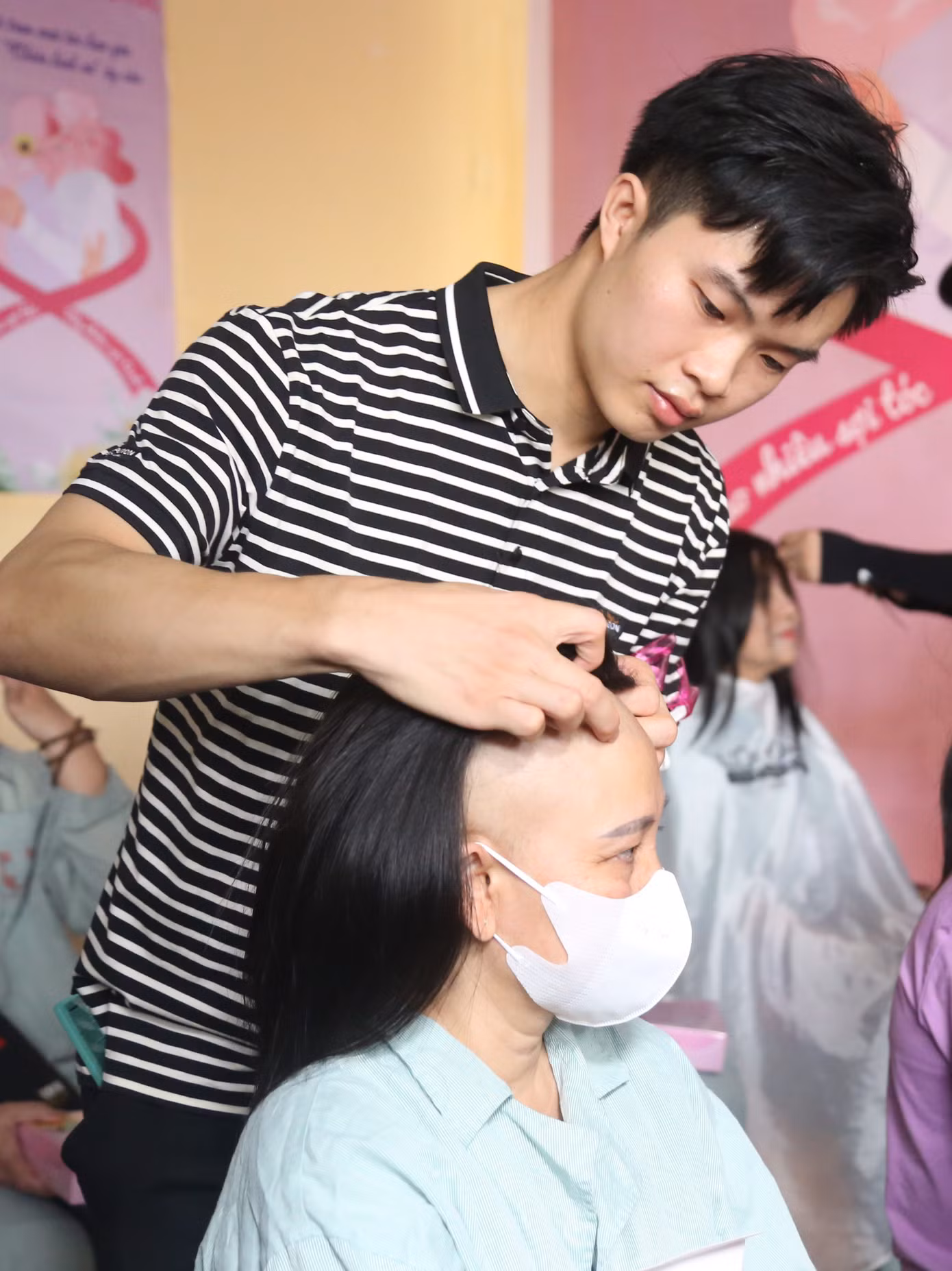 Hạnh phúc lấp lánh trong đôi mắt các bệnh nhân ung thư khi nhận được những mái tóc mới.
