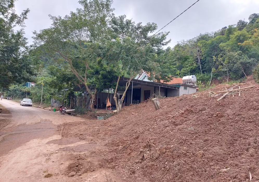 Không những trực tiếp ảnh hưởng đến nhà dân, vụ sạt lở núi đã khiến tuyến tỉnh lộ đi qua địa bàn xã Tam Thái bị uy hiếp nghiêm trọng. Đây là tuyến đường duy nhất vào xã Tam Hợp, huyện Tương Dương.