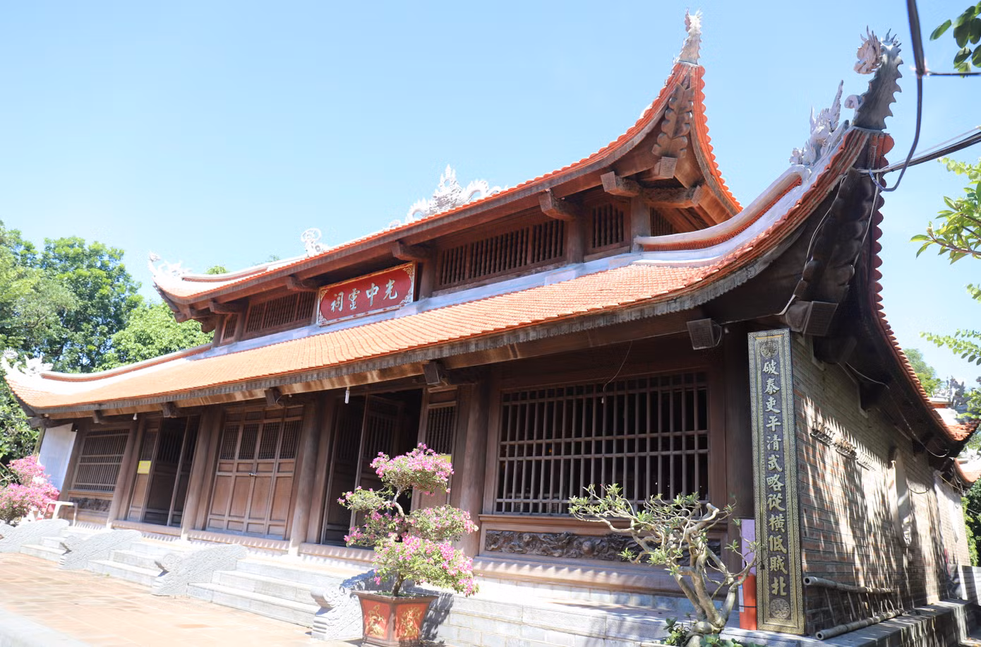 Điểm nhấn kiến trúc ngôi đền là nhà tiền đường, gồm 3 gian thượng điện, trung điện, hạ điện, thiết kế theo hình chữ Tam cao dần lên. Cả 3 nhà đều được làm bằng gỗ lim, chạm khắc họa tiết theo phong cách thời Nguyễn.