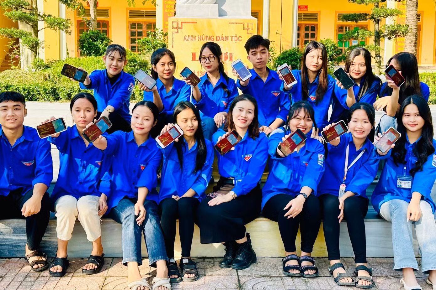 Hưởng ứng cuộc vận động “Tự hào một dải non sông” của T.Ư Đoàn TNCS Hồ Chí Minh, các cơ sở Đoàn trên địa bàn tỉnh Nghệ An đã phát động cán bộ, đoàn viên thanh niên treo bản đồ Việt Nam nơi làm việc, sinh hoạt cộng đồng của cơ quan, đơn vị, đặc biệt là vùng đồng bào dân tộc thiểu số; sử dụng hình nền máy tính, laptop cá nhân, điện thoại bằng hình bản đồ Việt Nam.