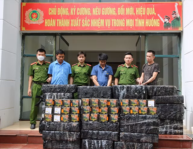 Các đối tượng buôn bán pháo nổ bị bắt giữ