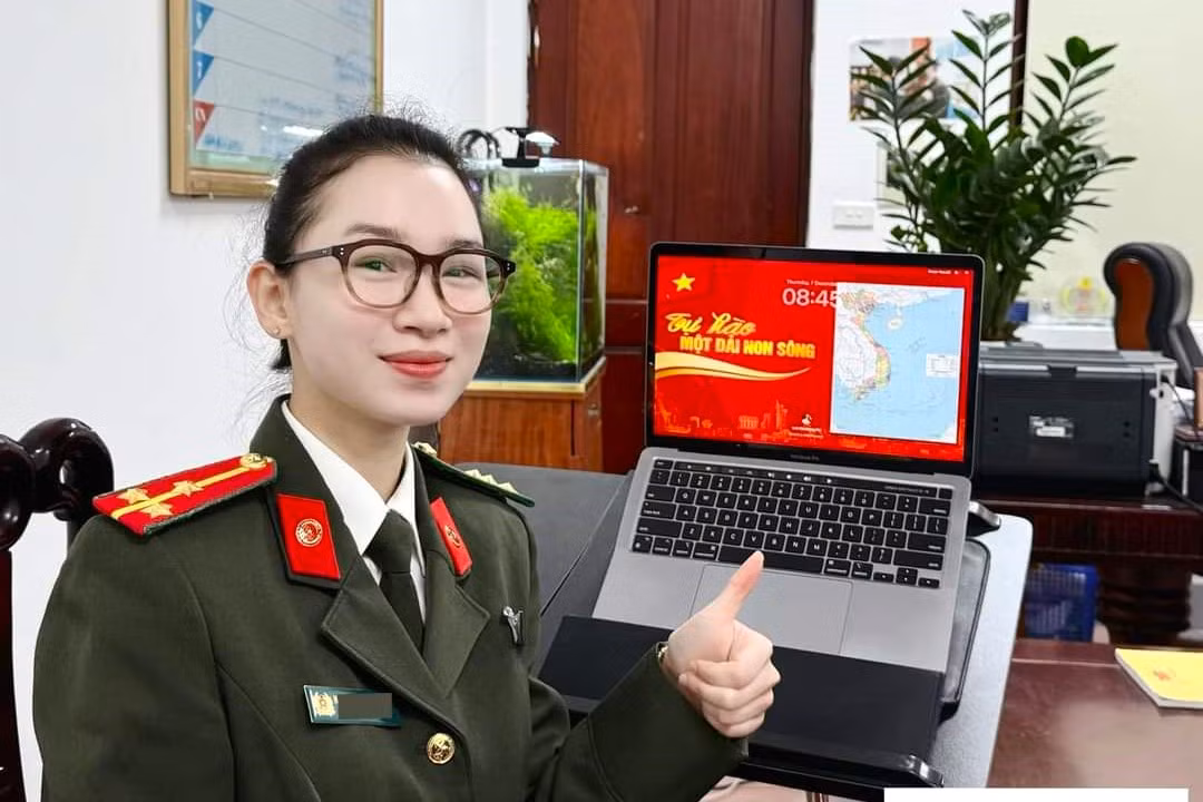 Bản đồ Việt Nam được đặt làm hình nền trên máy tính bàn làm việc của cán bộ, chiến sĩ công an.