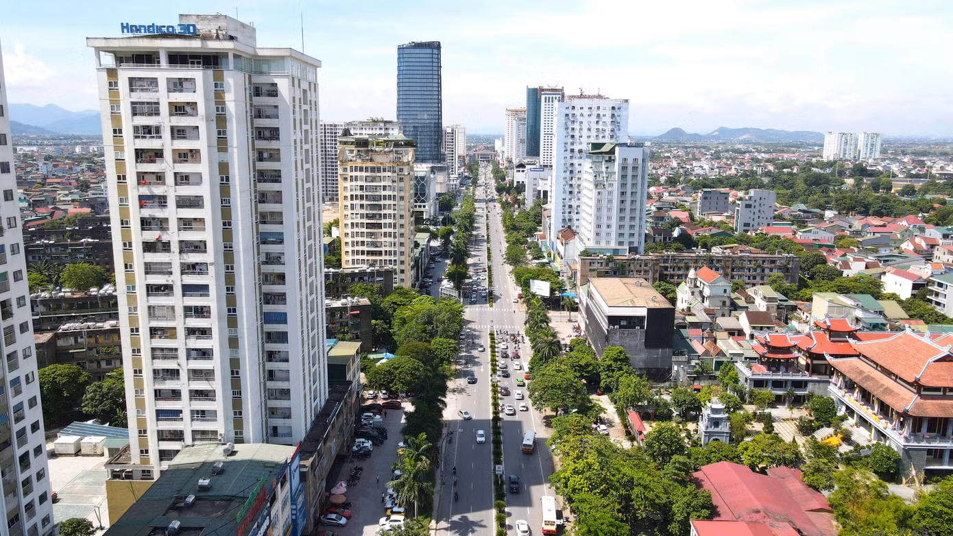 UBND tỉnh Nghệ An đã ban hành các quyết định về việc sửa đổi, bổ sung bảng giá đất tại các huyện, thị xã và thành phố Vinh. Quyết định có hiệu lực từ ngày 21/5. Theo bảng giá mới, giá đất tại nhiều địa phương ở Nghệ An tăng gấp 2 đến 10 lần so với bảng giá áp dụng cho giai đoạn 2020 - 2025.
