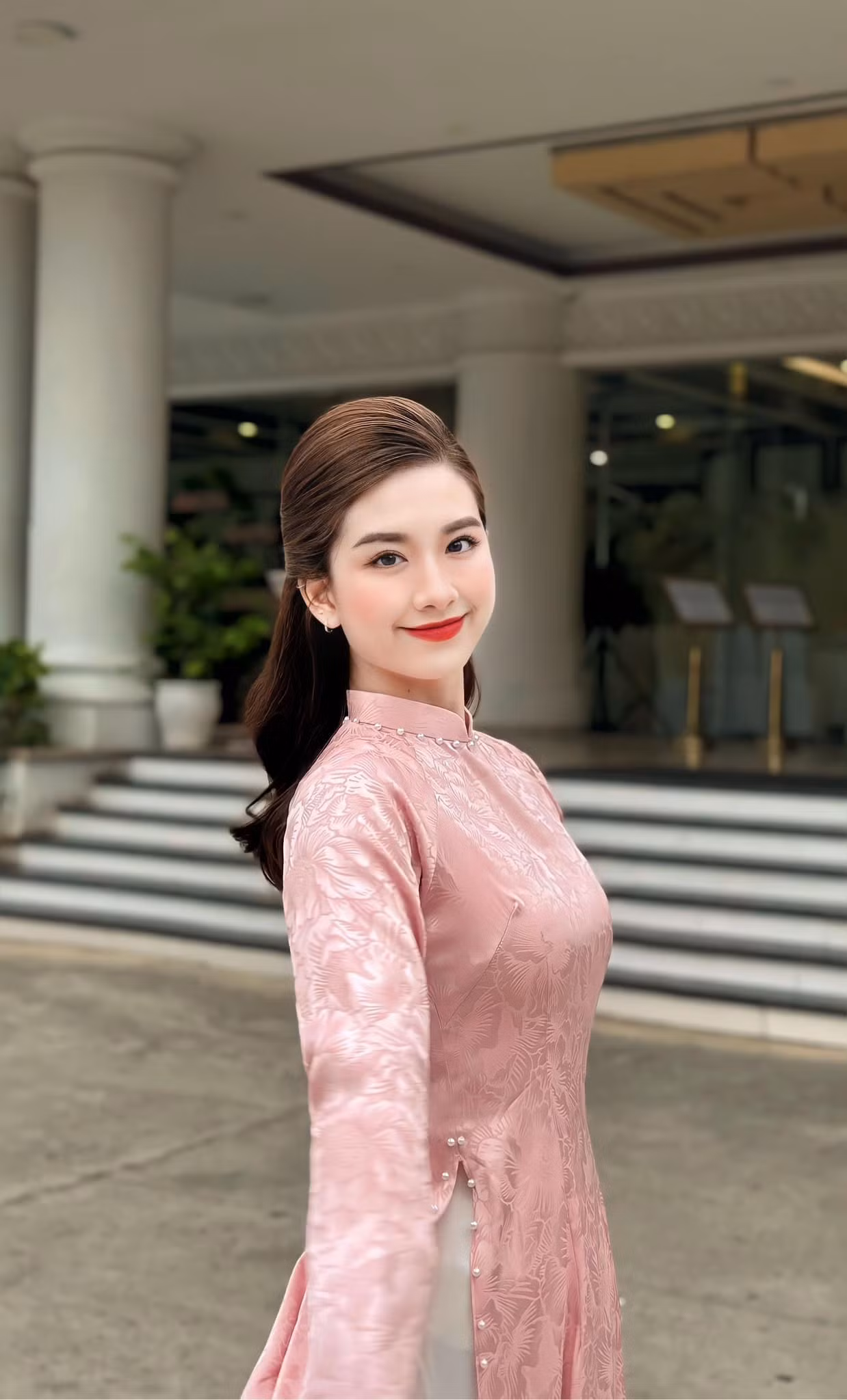 Gương mặt xinh đẹp, làn da trắng mịn cùng phong thái tự tin, thanh lịch, Doanh Nhi nhanh chóng “ghi điểm” với cộng đồng mạng.