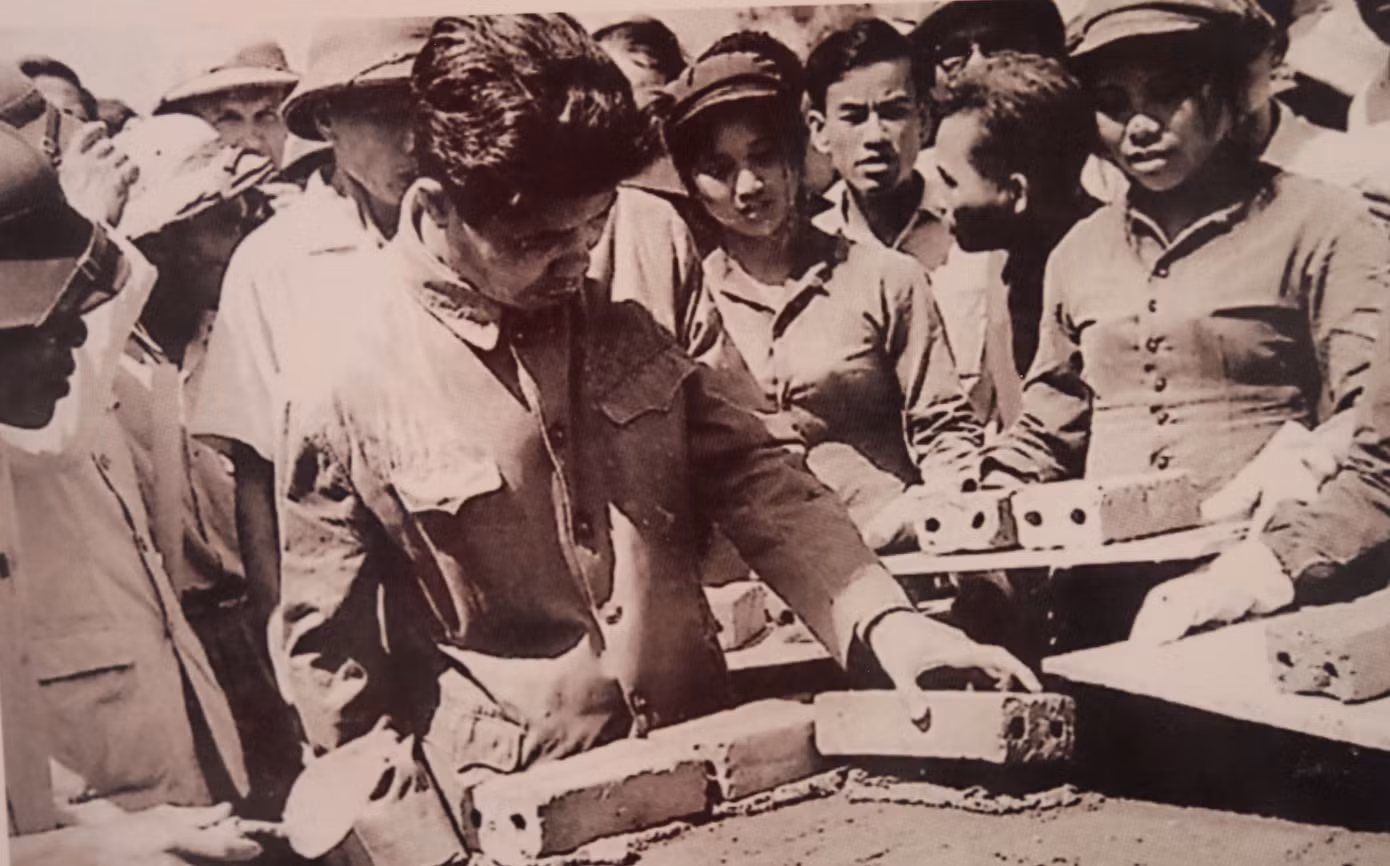 Năm 1974, Phó Thủ tướng kiêm Bộ trưởng Bộ Xây dựng Đỗ Mười đặt viên gạch đầu tiên xây chung cư Quang Trung.