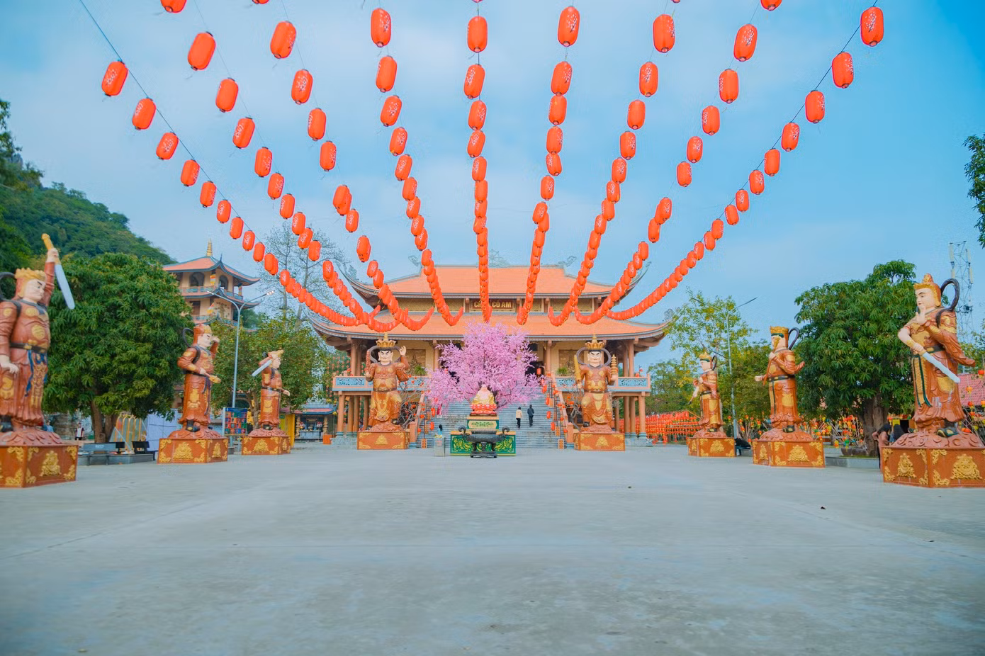 Chùa Cổ Am (xã Minh Châu, huyện Diễn Châu, Nghệ An) được xây dựng vào thời Hậu Lê (từ thế kỷ XV). Trải qua hơn 600 năm với nhiều dấu ấn thăng trầm của lịch sử, tháng 12/1994, chùa Cổ Am được Bộ Văn hóa – Thông tin công nhận là Di tích lịch sử Quốc gia. Chùa Cổ Am không chỉ là một danh thắng với nhiều công trình kiến trúc độc đáo mà còn là điểm tâm linh thu hút đông đảo người dân và du khách thập phương tìm về dâng hương, thưởng ngoạn.