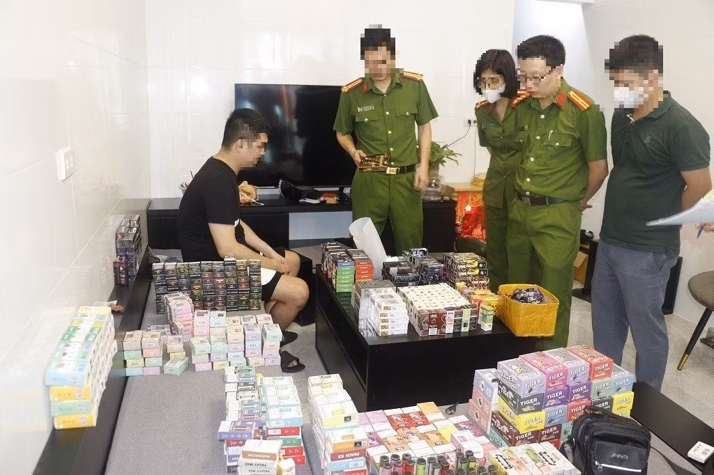 Khám xét địa điểm tàng trữ thuốc lá điện tử của một đối tượng Khám xét địa điểm tàng trữ thuốc lá điện tử của một đối tượng