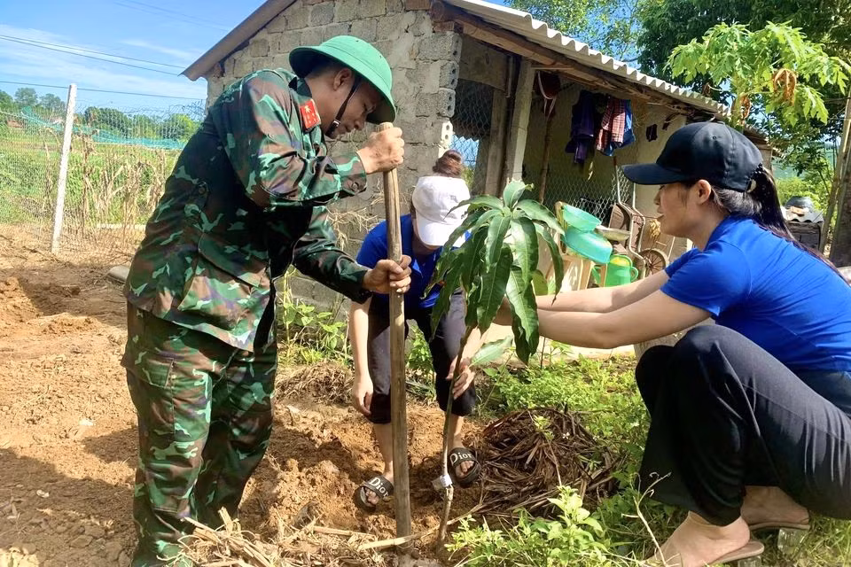 Công trình thanh niên “Vườn cây ăn quả” cho bác Vũ Thị Nhiệm, là cựu TNXP xóm 2, xã Nghĩa Thuận.