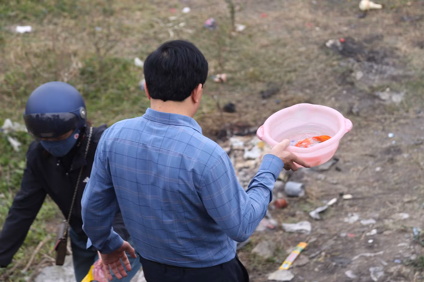 Nhiều gia đình thay vì sử dụng túi nilon, đã mang theo xô, chậu,… để đựng cá chép.