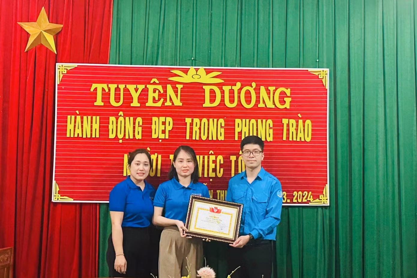 Đoàn xã Diễn Thịnh tặng Giấy khen cho cô Trần Thị Thảo Đoàn xã Diễn Thịnh tặng Giấy khen cho cô Trần Thị Thảo