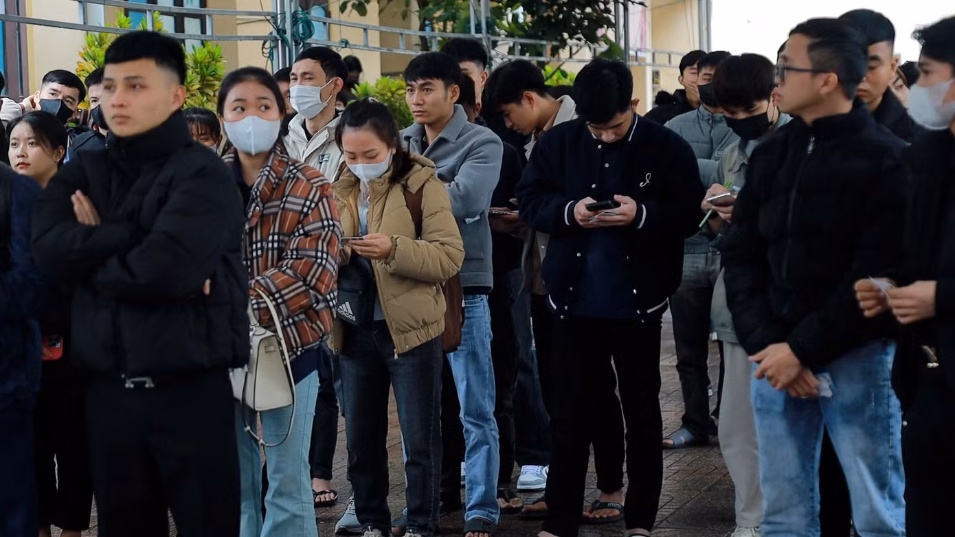 Ông Trần Hữu Thượng, Phó giám đốc Trung tâm Dịch vụ việc làm Nghệ An cho biết, đơn vị tiếp nhận hồ sơ đăng ký thi tiếng Hàn theo chương trình EPS từ ngày 31/3. Trong ngày đầu tiên tiếp nhận hồ sơ đăng ký đã có hơn 1.000 người tham gia nhưng không xảy ra tình trạng chen lấn, ùn tắc. Đơn vị đã phân vùng theo từng cụm địa phương để thí sinh làm thủ tục theo từng ngày. Bên cạnh đó, đơn vị cũng bố trí các khu vực làm thủ tục, kiểm tra thông tin và hướng dẫn để hỗ trợ thí sinh tối đa. “Năm nay, thời gian tiếp nhận hồ sơ dự thi tiếng Hàn được rút ngắn còn 3 ngày so với 5 ngày như năm ngoái, trong khi dự báo lượng người đăng ký tăng. Các thí sinh thực hiện việc đăng ký qua hệ thống trực tuyến và kiểm tra thông tin bằng mã QR, nhờ vậy có thể hoàn tất thủ tục chỉ trong vài phút thay vì phải mất hàng giờ chờ đợi như trước đây”, ông Thượng cho hay.