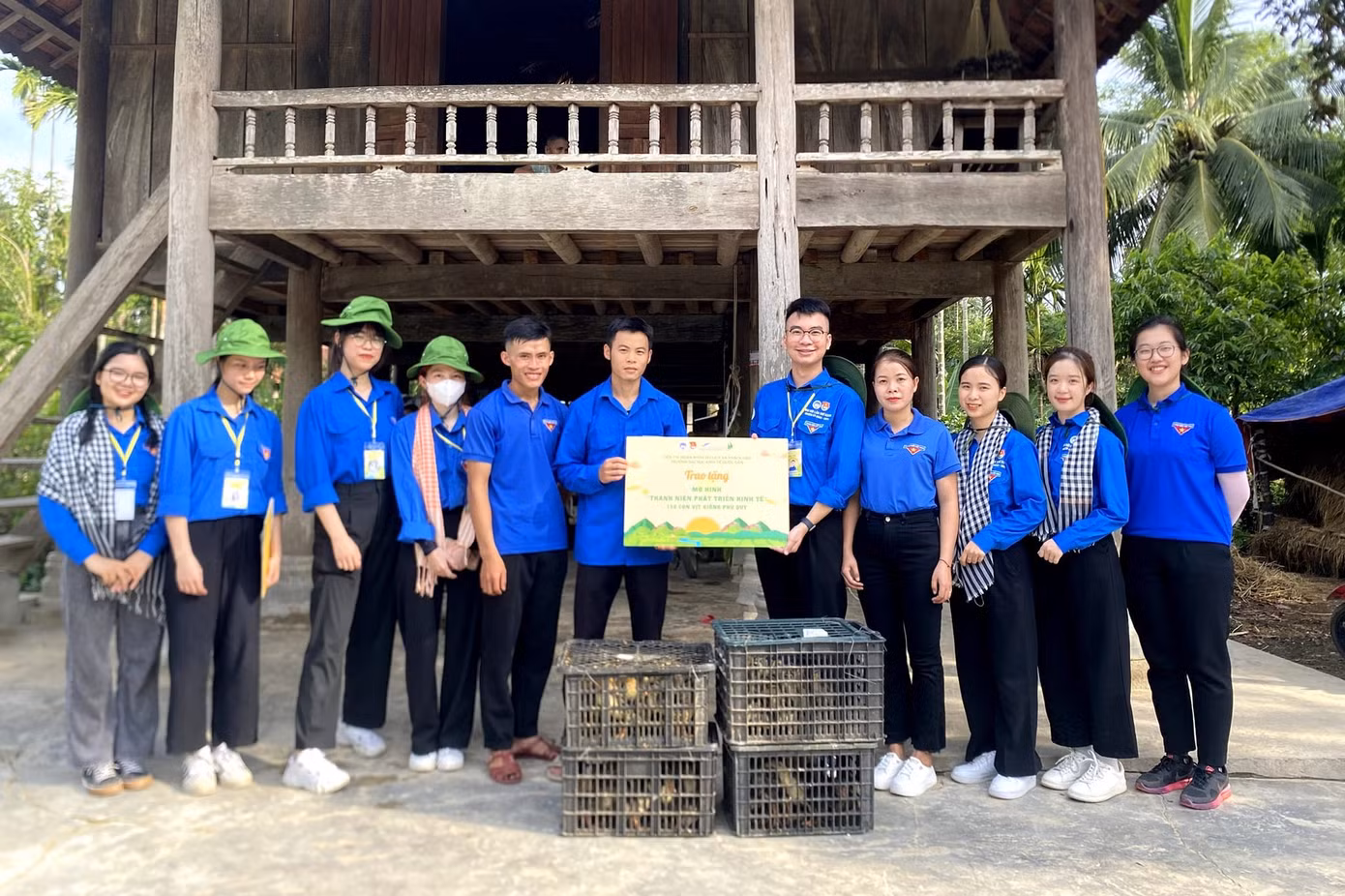 Với khẩu hiệu “ở dân thương, làm dân tin, đi dân nhớ”, đội sinh viên tình nguyện đã hỗ trợ xây dựng nông thôn mới gắn với công tác an sinh xã hội. Nhiều công trình hỗ trợ xúc tiến quảng bá du lịch cộng đồng Hoa Tiến như mô hình thanh niên phát triển kinh tế - nuôi vịt Phủ Quỳ, trao tặng 150 con vịt giống; Bản dịch Việt – Anh menu ẩm thực, dịch vụ HTX Du lịch cộng đồng Hoa Tiến; Sổ tay du lịch cộng đồng Châu Tiến; Website thanh niên Du lịch cộng đồng Hoa Tiến…