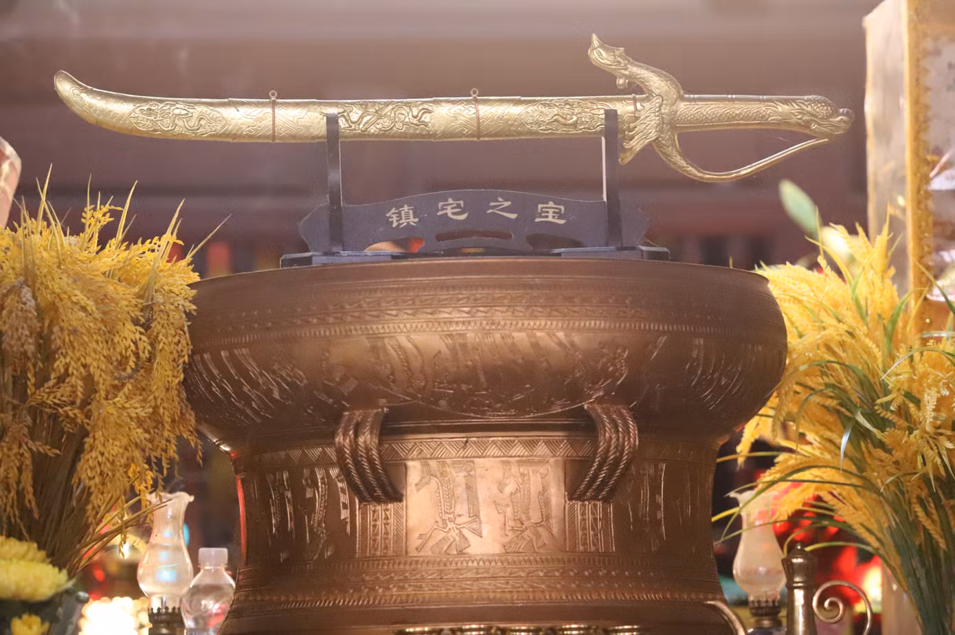 Hằng năm, thượng điện được mở vào hai dịp lễ lớn là ngày giỗ vua Quang Trung 29/7 âm lịch và ngày 5/1 - dịp kỷ niệm chiến thắng Ngọc Hồi - Đống Đa.
