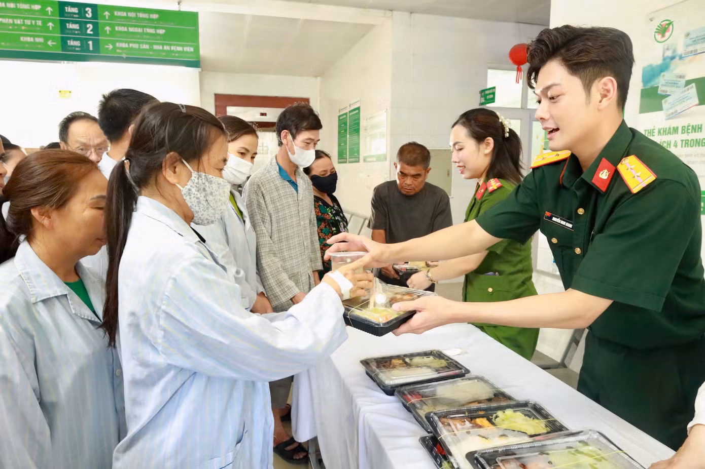 150 suất cơm được trao đến các bệnh nhân đang điều trị tại Bệnh viện Đa khoa TP Vinh