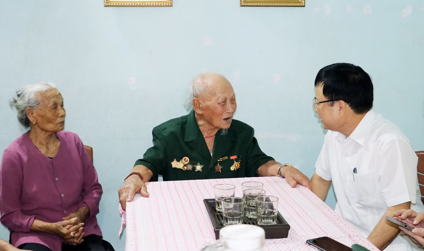 Phó Chủ tịch UBND tỉnh Nghệ An Bùi Đình Long thăm, tặng quà cựu chiến binh Trần Bá Phúc.