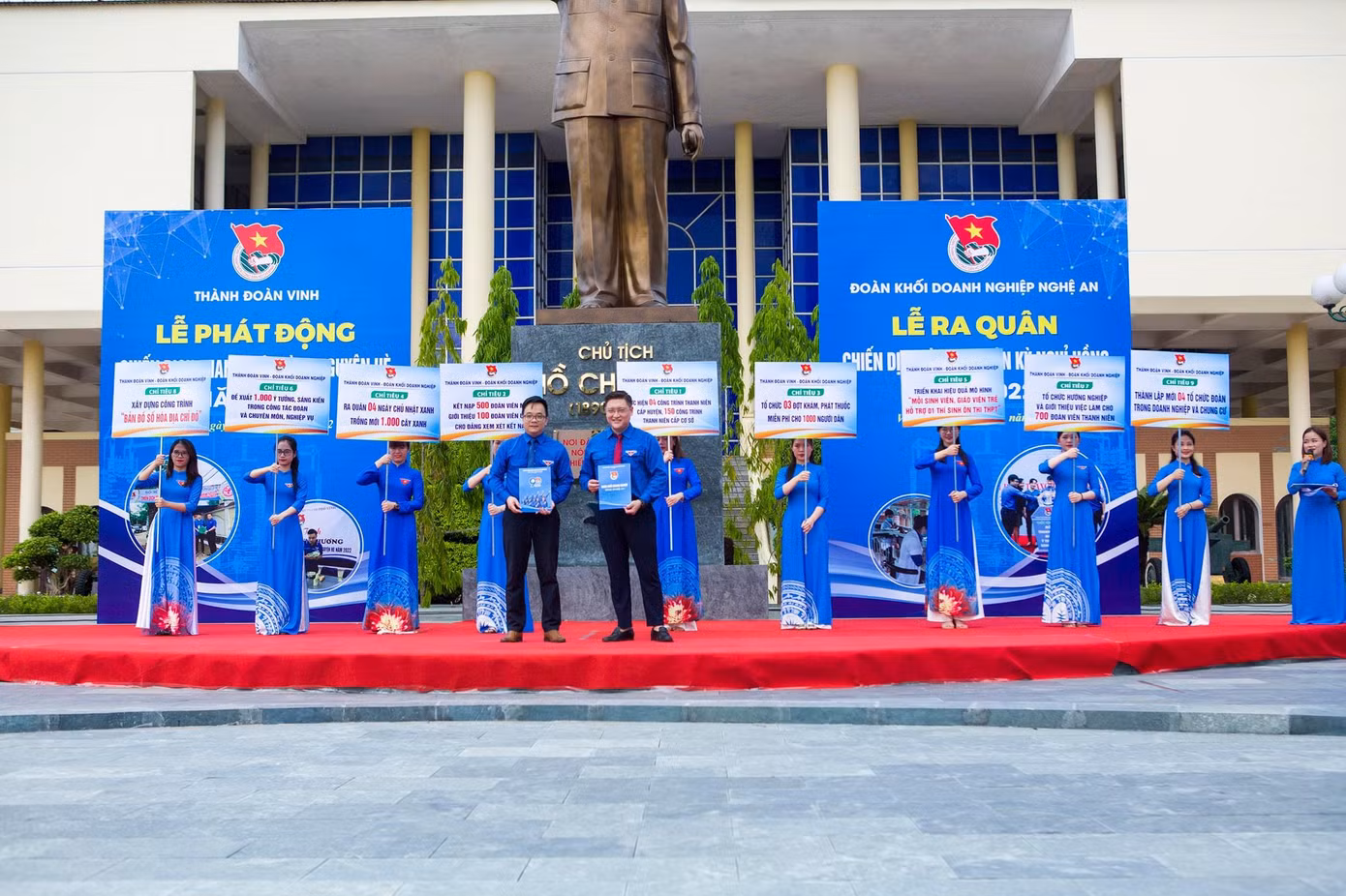 Đại diện Thành đoàn Vinh và Đoàn Khối doanh nghiệp tỉnh Nghệ An trao chương trình phối hợp. (Ảnh: TH)
